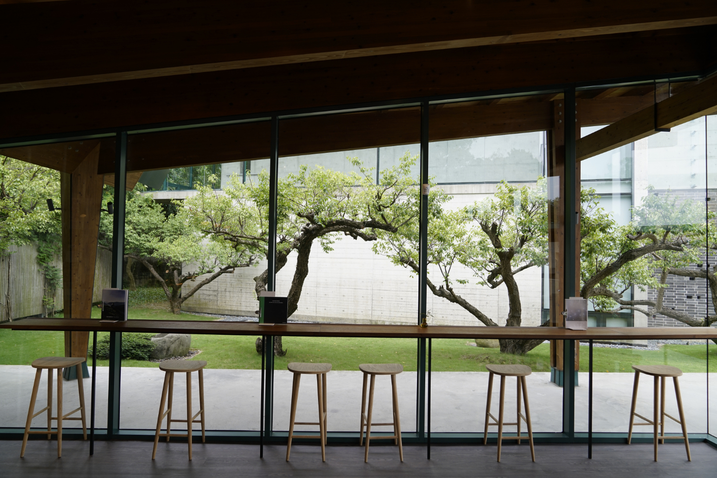 06_庭園照_百書咖啡廳