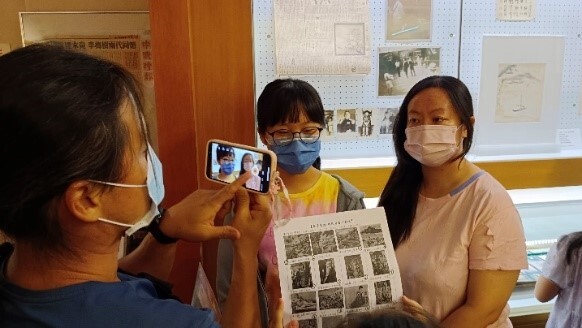 小小種籽導覽員向家長介紹畫作