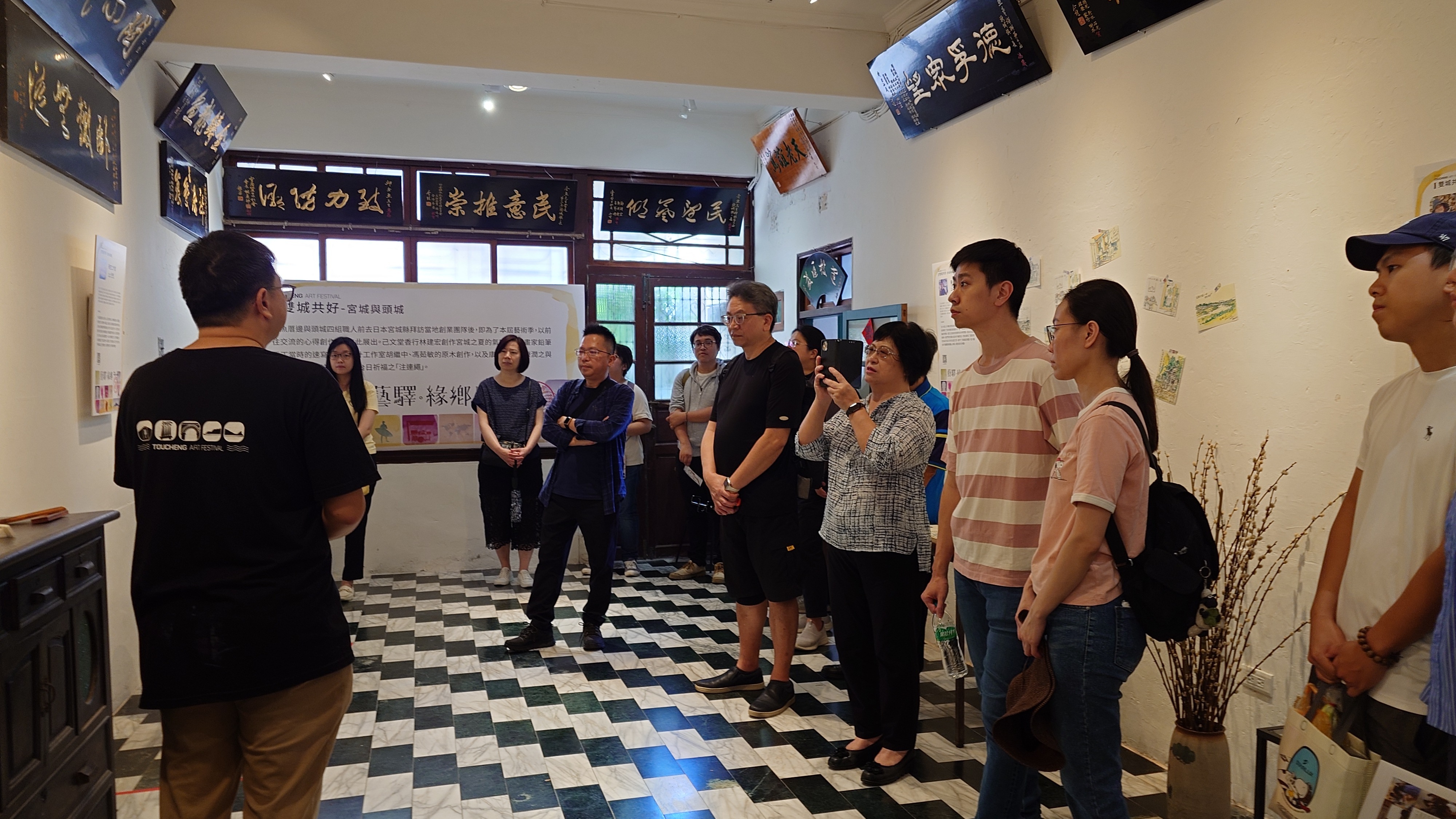 來賓在導覽下參觀藝術季展覽