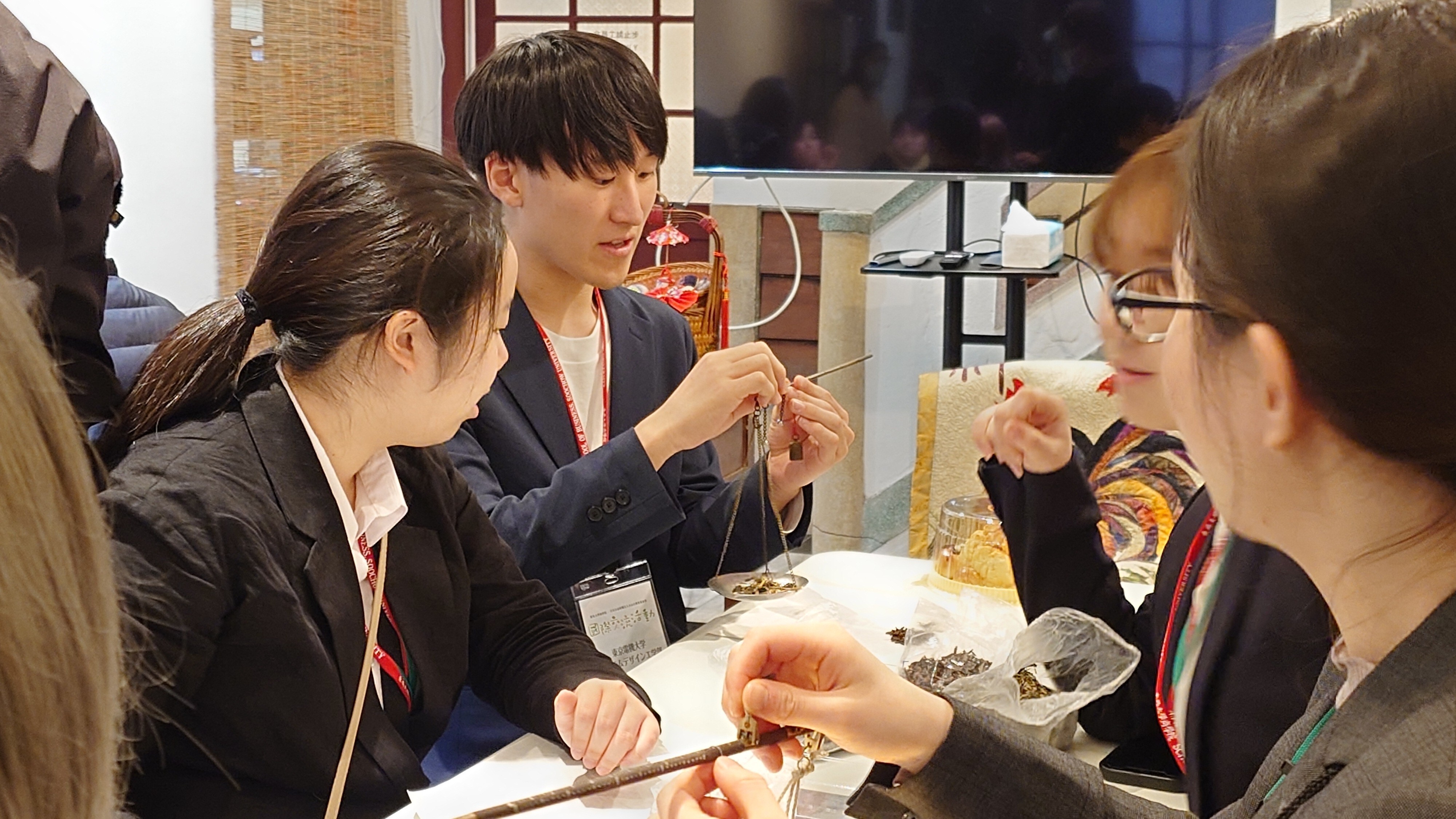 日本大學生來到金魚厝邊，正在體驗如何自己做中藥香包