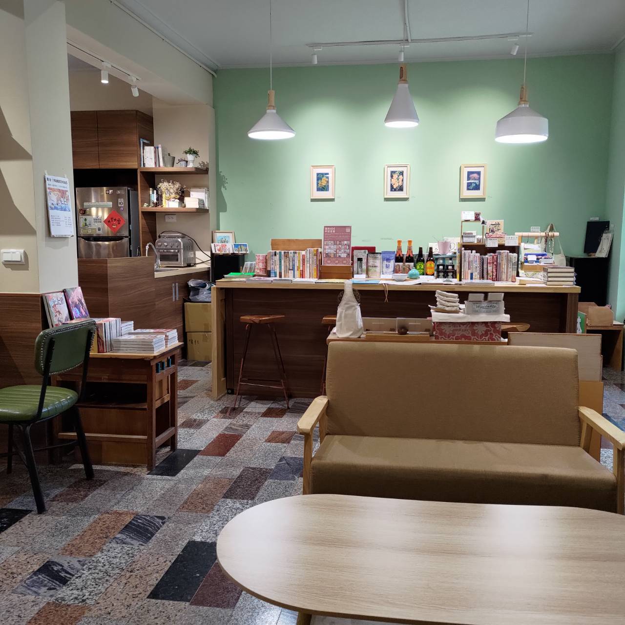 02曬書店1F書籍