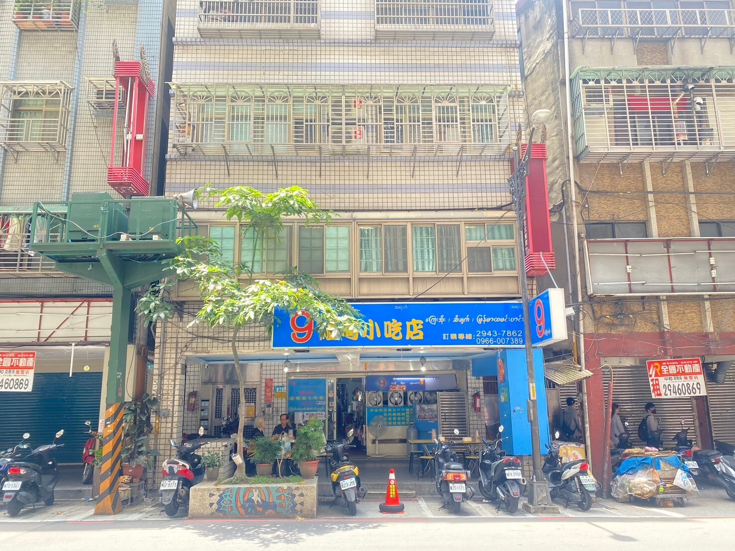 華新街上招牌通常由中緬文所組成